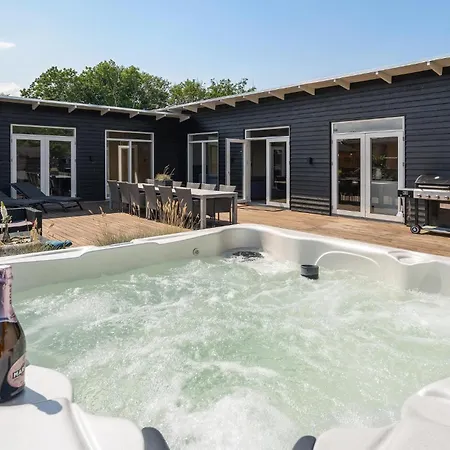 בית נופש Stunning In With Sauna *